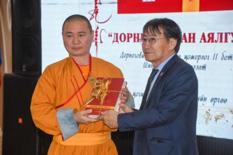 Б.СЭНГЭЭ ХАМБА “ДОРНЫН АЛТАН АЯЛГУУ” НОМЫГ 700 МЯНГАН ТӨГРӨГӨӨР ҮНЭЛЛЭЭ