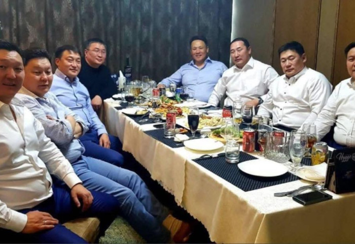 ЭР ХҮН ТУГ Ч БАРИНА, ТУГАЛ Ч ХАРИУЛНА